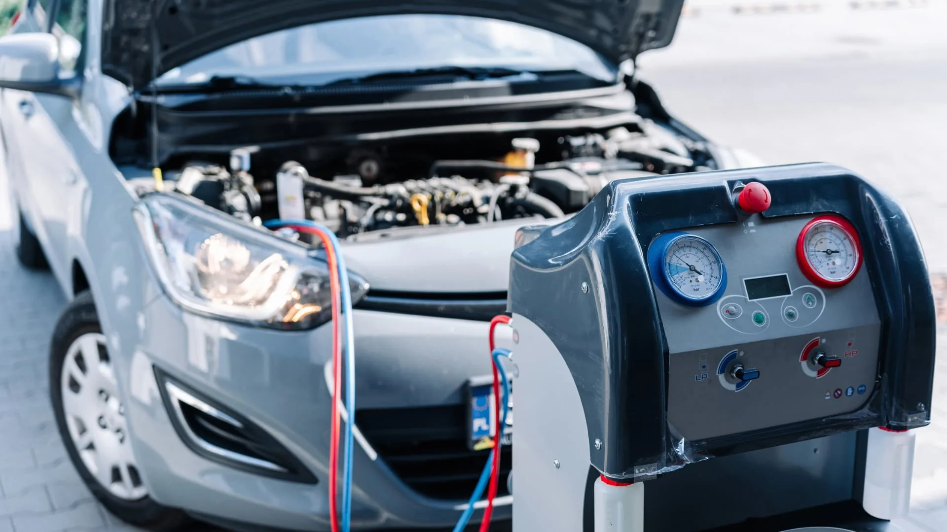 AC recovery machine connected to a car