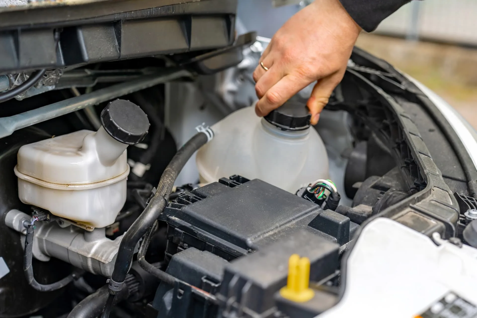 Opening a coolant expansion tank